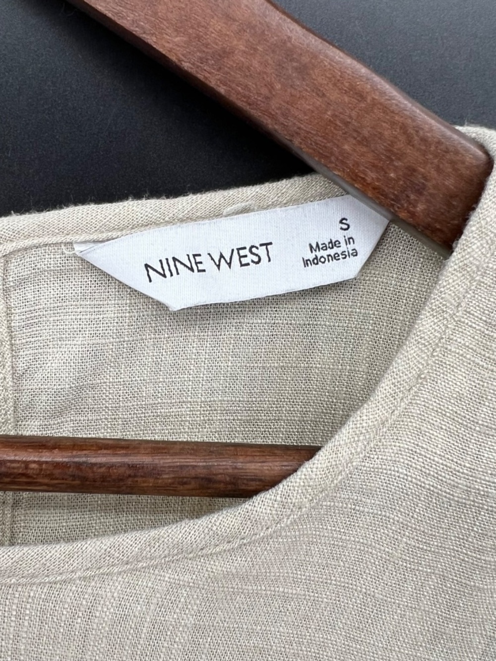 Nine West Women’s Sz S Beige Smocked Cinch Waist Round Neck Flutter Sleeve Top - Picture 3 of 7
